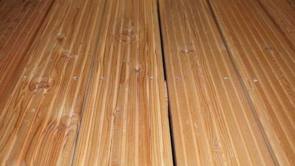 25 x 143 mm Terrassendiele sibirische Lärche beidseitig grob gerillt, genutet